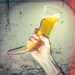 Man holding Das Horn filled with beer